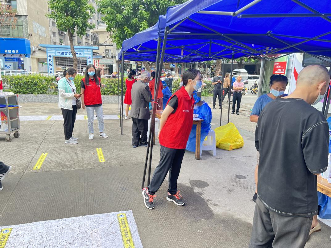 巴中發(fā)展控股集團(tuán)組織黨員干部下沉社區(qū)協(xié)助開展防疫工作